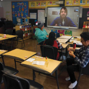 Tom Doherty, EAO, anime une formation à l’intention du personnel en collaboration avec des enseignantes et enseignants de la Wasaho Cree Nation School